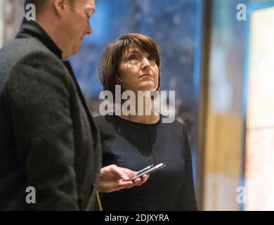 Die Kongressabgeordnete Cathy McMorris Rogers aus Oregon ist in der Lobby des Trump Tower in New York, NY, USA zu sehen, als sie am 12. Dezember 2016 zu einem Treffen mit dem designierten Präsidenten Trump eintrifft. (Foto von Albin Lohr-Jones) Stockfoto