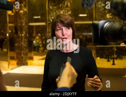 Oregon Congresswoman Cathy McMorris Rogers is seen speaking to the press in the lobby of Trump Tower in New York, NY, USA following her meeting with President-elect Trump on December 12, 2016. (Photo by Albin Lohr-Jones) Stockfoto