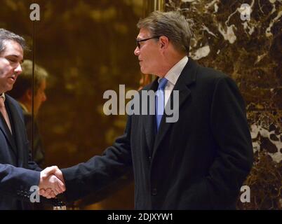 Der ehemalige Gouverneur von Texas, Rick Perry, ist nach seinem Treffen mit dem designierten Präsidenten Trump am 12. Dezember 2016 in der Lobby des Trump Tower in New York, NY, USA, zu sehen. (Foto von Albin Lohr-Jones) Stockfoto