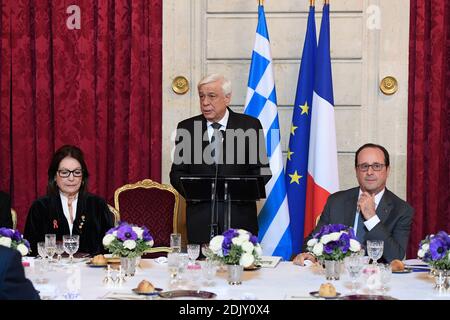 Der französische Präsident Francois Hollande und sein griechischer Amtskollege Prokopis Pavlopoulos bei einem Staatsessen, das Hollande am 12. Dezember 2016 im Elysee-Palast in Paris, Frankreich, veranstaltete. Foto von Christophe Saidi/ABACAPRESS.COM Stockfoto