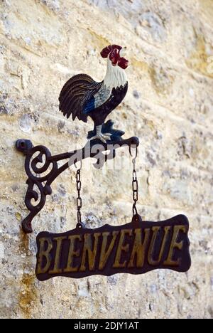 Ein Eisenhals "Bienvenue" (Willkommen) Schild auf einem traditionellen Normandie-Bauernschloß in der Nähe von Utah Beach in Sainte-Marie-du-Mont, Frankreich. Stockfoto