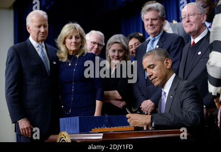 Präsident Barack Obama unterzeichnet den 21st Century Cures Act, wie Vizepräsident Joe Biden und Dr. Jill Biden in Washington, DC, 13. Dezember 2016, darauf schauen. Das Gesetz beschleunigt den Zulassungsprozess für neue Medikamente und Medizinprodukte und erweitert die Finanzierung für die medizinische Forschung, einschließlich der Initiative „Krebsmoonshot“ unter der Leitung von Vizepräsident Joe Biden. Foto von Olivier Douliery/ABACA Stockfoto