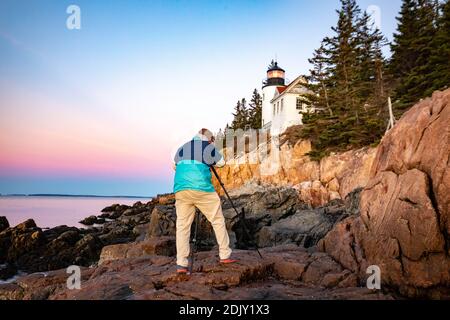 Fotografin nimmt am Bass Harbor Leuchtturm in Maine, Acadia am Morgen zu schießen Stockfoto