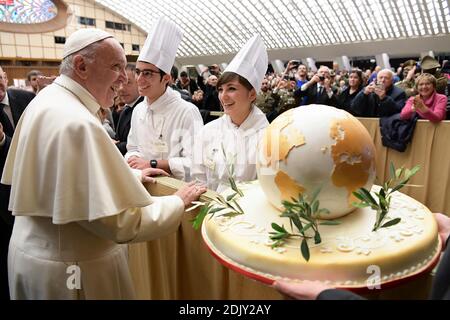 Papst Franziskus erhält anlässlich seines 80. Geburtstages einen Geburtstagskuchen, als er am 14. Dezember 2016 zu seiner wöchentlichen Generalaudienz im Vatikan eintrifft. Papst Franziskus wird am 17. Dezember 1936 in Buenos Aires, Argentinien, geboren. Foto von ABACAPRESS.COM Stockfoto