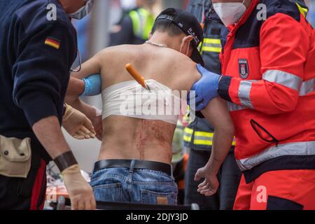 Hamburg, Deutschland. Mai 2020. Sanitäter unterstützen einen Mann, der Opfer eines Messerangriffs wurde. Ein Mann wird in Hamburg-Eilbek nach einem Streit von hinten mit einem Messer angegriffen und bemerkt es offenbar nicht. Nachdem er in den Rücken gestochen wurde, geht er weiter und wird nur von Passanten auf die lebensbedrohliche Wunde aufmerksam gemacht. Der 23-jährige Mann wird dann ins Krankenhaus gebracht. Kredit: Sebastian Peters/Blaulicht-News.de/dpa/Alamy Live Nachrichten Stockfoto