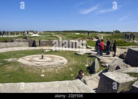 Überreste einer deutschen Waffenbatterie an Pointe du Hoc, wo amerikanische Soldaten während der D-Day-Invasion in der Normandie, Frankreich, 100 Fuß hohe Klippen bestiegen. Stockfoto