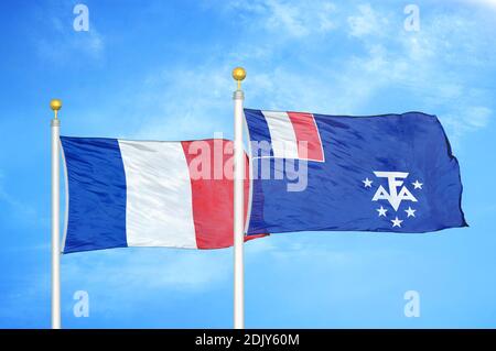 Frankreich und Französisch Süd-und Antarktis landet zwei Flaggen auf Fahnenmasten Stockfoto