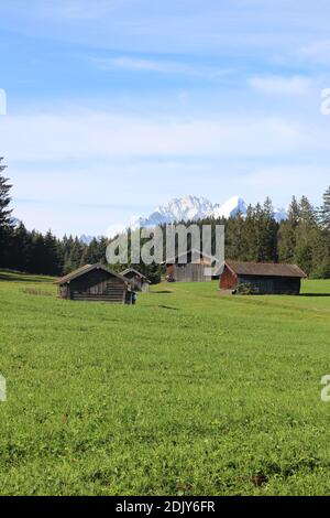 Deutschland, Bayern, Oberbayern, Werdenfelser Land, Alpenwelt Karwendel, Krün, Heustadl, Buckelwiesen gegen Zugspitzmassiv, Stockfoto