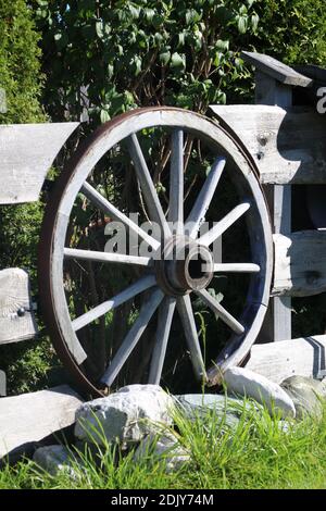 Deko Waggonrad im Holzzaun integriert, pures Landleben in den Buckelwiesen bei Mittenwald Stockfoto