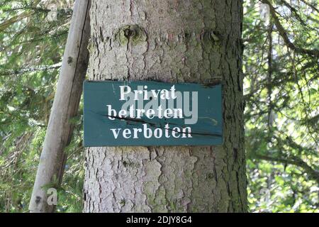 Anmelden am Baum, privater Eintritt verboten Stockfoto