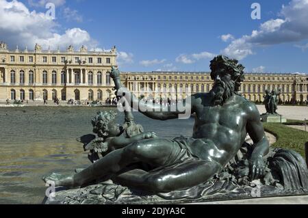 Bronzestatue außerhalb des Schlosses von Versailles, der wichtigsten französischen königlichen Residenz von König Ludwig XIV. Bis zur Französischen Revolution, Versailles, Frankreich. Stockfoto