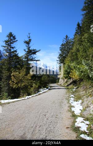 Wanderweg vom Ferchensee nach Kranzberg bei Mittenwald Stockfoto