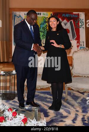 Die Pariser Bürgermeisterin Anne Hidalgo empfängt am 20. Dezember 2016 den senegalesischen Präsidenten Macky Sall im Rathaus des Hotels de Ville in Paris. Foto von Christian Liewig/ABACAPRESS.COM Stockfoto