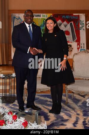 Die Pariser Bürgermeisterin Anne Hidalgo empfängt am 20. Dezember 2016 den senegalesischen Präsidenten Macky Sall im Rathaus des Hotels de Ville in Paris. Foto von Christian Liewig/ABACAPRESS.COM Stockfoto