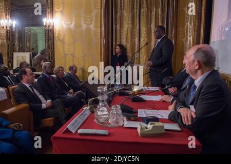 Senegals Präsident Macky Sall hält seine Rede während einer Zeremonie zu seinen Ehren als französischer Präsident Francois Hollande und Senegals ehemaliger Präsident Abdoulaye Wade Look On, in der Academie des Sciences d'Outre-mer (Akademie der überseeischen Wissenschaften), in Paris, Frankreich am 21. Dezember 2016. Foto von Jeremy Lempin/Pool/ABACAPRESS.COM Stockfoto