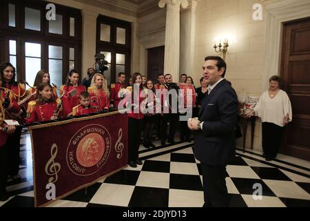 Weihnachtslieder im Maximos Mansion. Der griechische Ministerpräsident Alexis Tsipras begrüßt am 24. Dezember 2016 junge Mitglieder der Philharmonie der Gemeinde Amphilochia in der Villa Maximos in Athen, Griechenland. Foto von Panayotis Tzamaros/ABACAPRESS.COM Stockfoto