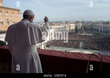 Papst Franziskus überbringt am 25. Dezember 2016 seine weihnachtliche Botschaft "Urbi et Orbi" (an die Stadt und an die Welt) vom zentralen Balkon des Petersdoms im Vatikan. Foto von ABACAPRESS.COM Stockfoto