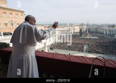 Papst Franziskus überbringt am 25. Dezember 2016 seine weihnachtliche Botschaft "Urbi et Orbi" (an die Stadt und an die Welt) vom zentralen Balkon des Petersdoms im Vatikan. Foto von ABACAPRESS.COM Stockfoto