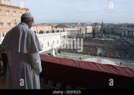 Papst Franziskus überbringt am 25. Dezember 2016 seine weihnachtliche Botschaft "Urbi et Orbi" (an die Stadt und an die Welt) vom zentralen Balkon des Petersdoms im Vatikan. Foto von ABACAPRESS.COM Stockfoto
