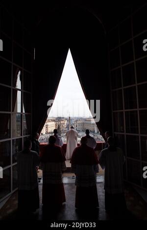 Papst Franziskus überbringt am 25. Dezember 2016 seine weihnachtliche Botschaft "Urbi et Orbi" (an die Stadt und an die Welt) vom zentralen Balkon des Petersdoms im Vatikan. Foto von ABACAPRESS.COM Stockfoto