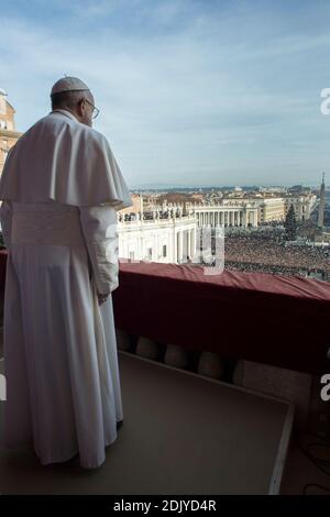 Papst Franziskus überbringt am 25. Dezember 2016 seine weihnachtliche Botschaft "Urbi et Orbi" (an die Stadt und an die Welt) vom zentralen Balkon des Petersdoms im Vatikan. Foto von ABACAPRESS.COM Stockfoto