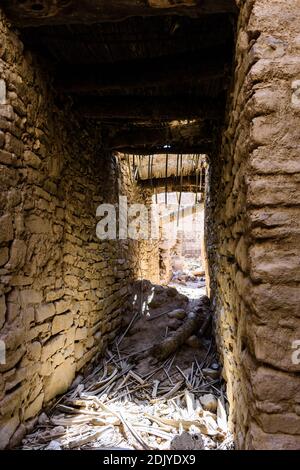 Datei Foto - die Altstadt von Al Ula, ein Beispiel für traditionelle Gebäude des Mittelalters in Saudi-Arabien. Die nun verlassene Altstadt zeigt eine schmale Architektur, die die Straße im Schatten der starken Sonne und Hitze halten soll. Al Ula, Saudi-Arabien. Oktober 2016 Saudi-Arabien begrüßte 24,000 Touristen in den 10 Tagen, nachdem es zum ersten Mal Touristenvisa ausgestellt, staatlichen Fernsehen berichtete am Dienstag. Saudi-Arabien kündigte am 27. September an, Touristenvisa anzubieten und das Königreich für Urlauber zu öffnen, als Teil eines Drückens, seine Wirtschaft vom Öl abzubringen. Foto von Daniel D Stockfoto