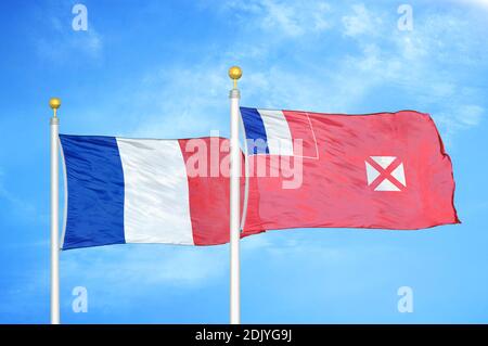 Frankreich und Wallis und Futuna zwei Flaggen auf Fahnenmasten und Blauer wolkig Himmel Stockfoto