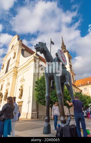 Brünn (Brünn), Reiterstatue "Mut", Mährischer Platz (Moravske namesti), Jan Krtitel Ernas barocker Kostel sv. Tomase (St. Thomas Kirche) in der Altstadt, Jihomoravsky, Südmähren, Südmähren, Tschechisch Stockfoto