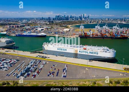 Luftaufnahme des Frachtterminals und des Geschäftsviertels von Melbourne Stockfoto