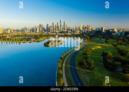 Luftbild des wunderschönen Parks und des Geschäftsviertels von Melbourne bei Sonnenaufgang Stockfoto