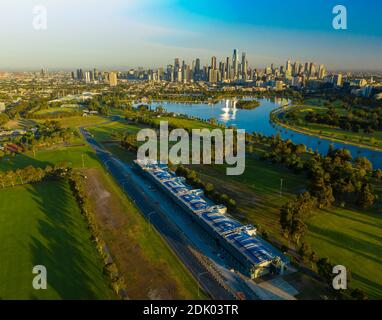Luftbild des wunderschönen Parks und des Geschäftsviertels von Melbourne bei Sonnenaufgang Stockfoto
