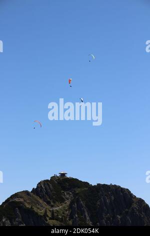 Gleitschirm über dem Herzogstand, Deutschland, Bayern, Oberbayern, Tölzer Land, Kochel am See, Kochelsee, Stockfoto