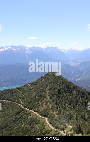 Deutschland, Bayern, Bayerische Alpen, Walchensee, Blick vom Herzogstand auf den Martinskopf und das sommerliche Karwendel Stockfoto