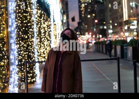 New York, Usa. Dezember 2020. Statthalter Kathy Hochul hält Bemerkungen während der Saks Fifth Avenue Holiday 2020 Light Show auf der 5th Avenue, New York am 14. Dezember 2020. (Foto von Lev Radin/Sipa USA) Quelle: SIPA USA/Alamy Live News Stockfoto