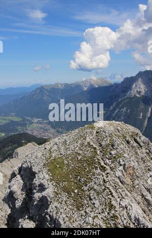 Arnspitze mit Kreuz, Arnspitzkreuzung, Arnspitze in den nördlichen Kalkalpen zwischen Wetterstein und Karwendel, Leutasch, Scharnitz, Mittenwald Stockfoto