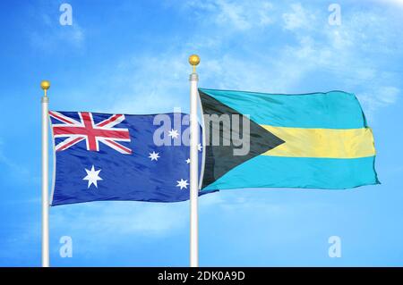Australien und Bahamas zwei Flaggen auf Fahnenmasten und blau bewölkt Himmel Stockfoto