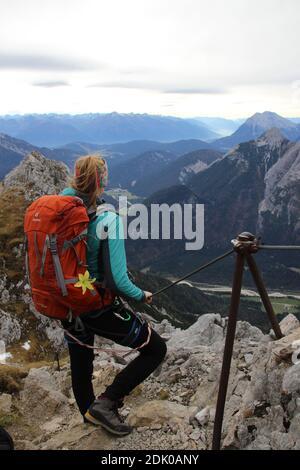 Höhenweg über Mittenwald Frau mit Klettersteig von hinten gesetzt Stockfoto