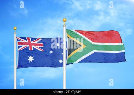 Australien und Südafrika zwei Flaggen auf Fahnenmasten und blau wolkiger Himmel Stockfoto