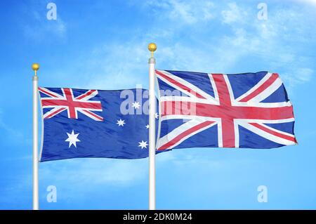 Australien und Großbritannien zwei Flaggen auf Fahnenmasten und blau wolkiger Himmel Stockfoto