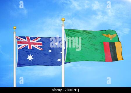 Australien und Sambia zwei Flaggen auf Fahnenmasten und blau bewölkt Himmel Stockfoto