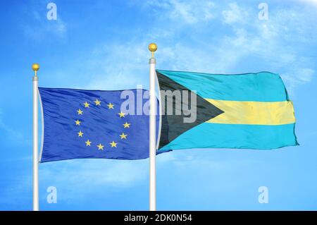 Europäische Union und Bahamas zwei Flaggen auf Fahnenmasten und blau wolkiger Himmel Stockfoto