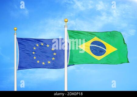 Europäische Union und Brasilien zwei Flaggen auf Fahnenmasten und blau wolkiger Himmel Stockfoto