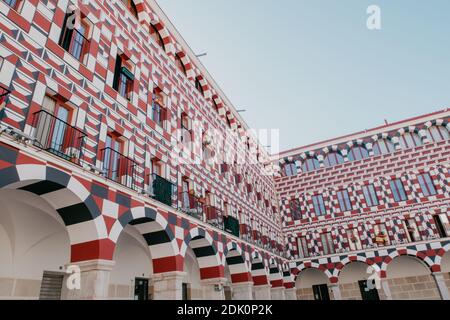Ein niedriger Winkel Blick auf den schönen Plaza Alta Platz in der Altstadt von Algeciras, Spanien Stockfoto
