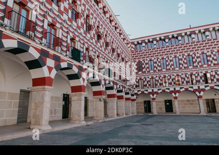 Ein niedriger Winkel Blick auf den schönen Plaza Alta Platz in der Altstadt von Algeciras, Spanien Stockfoto