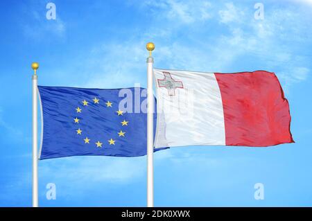 Europäische Union und Malta zwei Flaggen auf Fahnenmasten und blau wolkiger Himmel Stockfoto