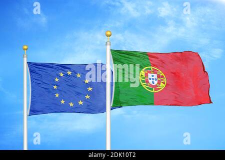 Europäische Union und Portugal zwei Flaggen auf Fahnenmasten und blau wolkiger Himmel Stockfoto