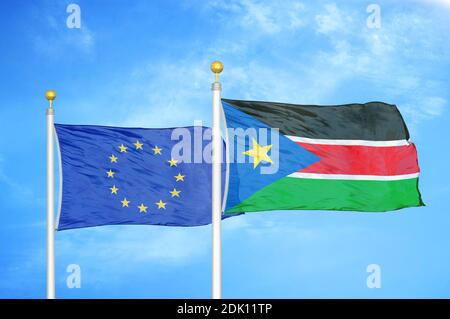 Europäische Union und Südsudan zwei Flaggen auf Fahnenmasten und Blauer wolkig Himmel Stockfoto