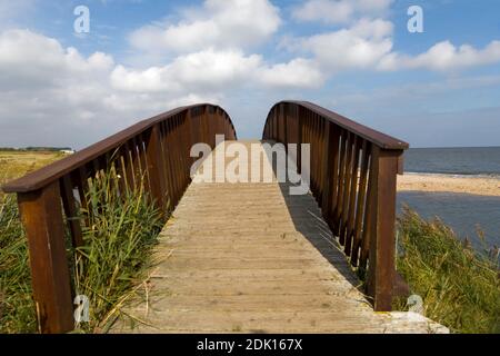 Landschaftsaufnahme mit Holzbrücke im Munkmarsch, Sylt, Schleswig-Holstein, Deutschland Stockfoto