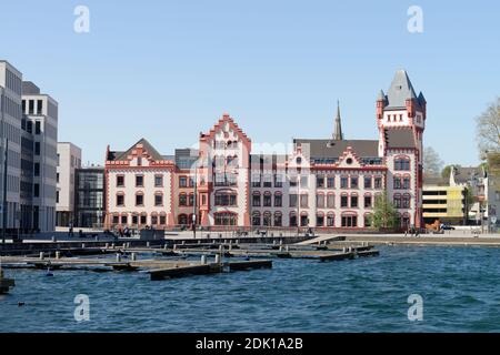 Schloss Hörder mit Hafenpromenade am Phoenix-See im Stadtteil Hörde, Dortmund, Nordrhein-Westfalen, Deutschland Stockfoto