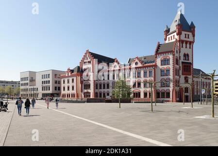 Schloss Hörder mit Hafenpromenade am Phoenix-See im Stadtteil Hörde, Dortmund, Nordrhein-Westfalen, Deutschland Stockfoto